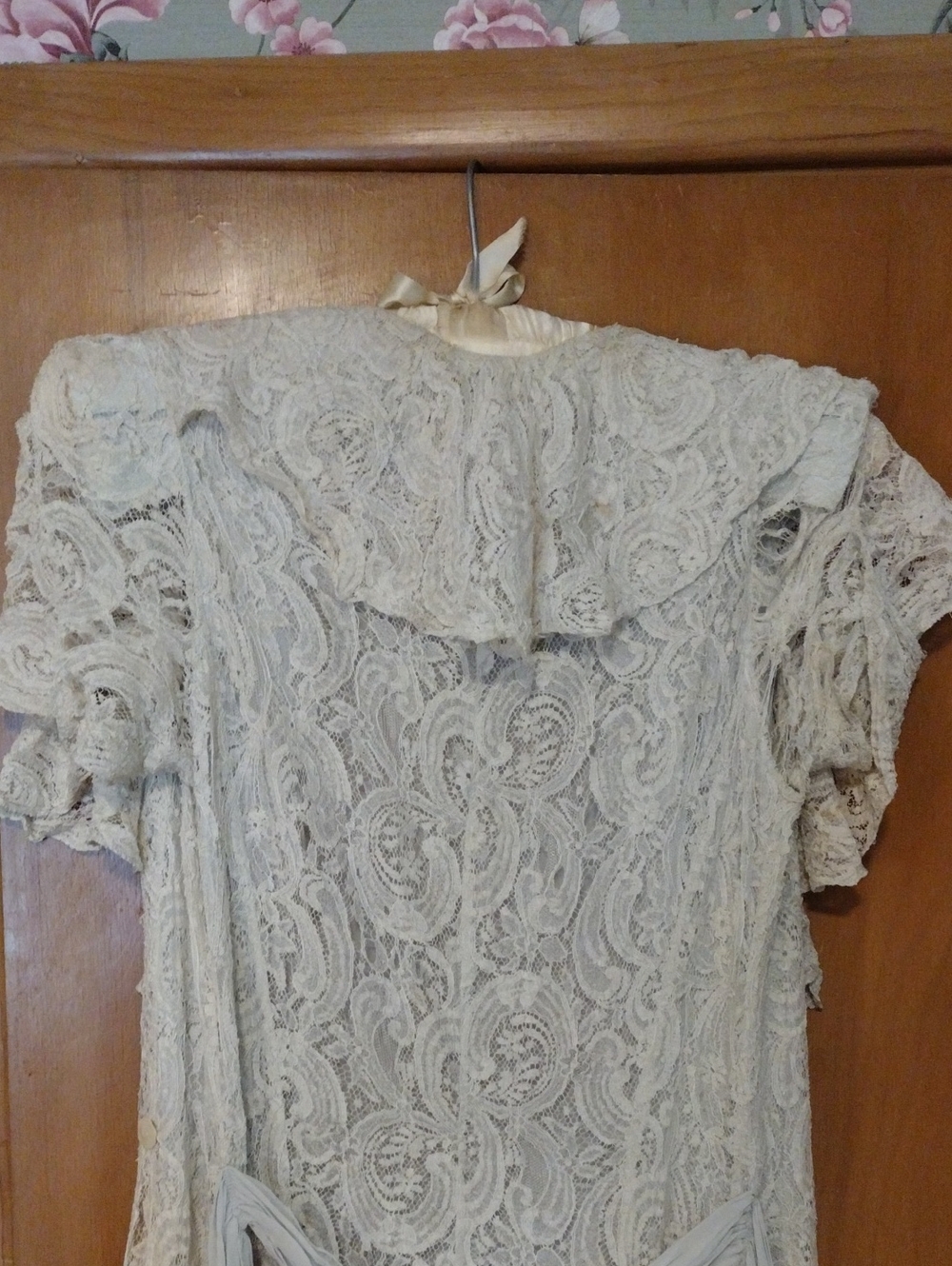 1930s Lace Dressing Gown - Picture 7 of 13
